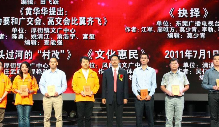 要闻：在全球广告第一屏大贺集团一举推出金陵十书画家